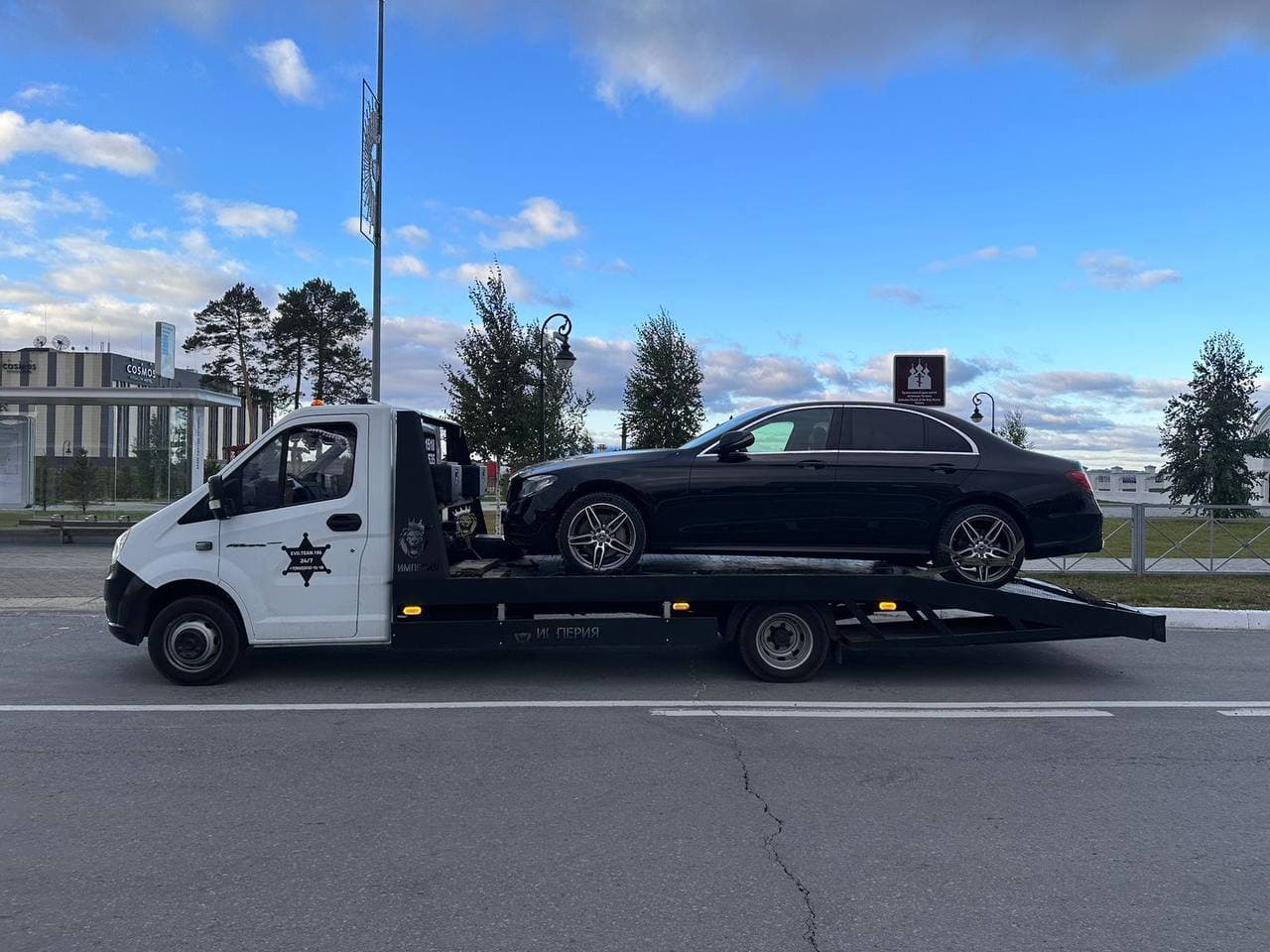 Эвакуация Mercedes на платформе